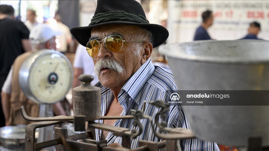 Çankaya'da kurulan pazar, antika tutkunlarını ağırlıyor