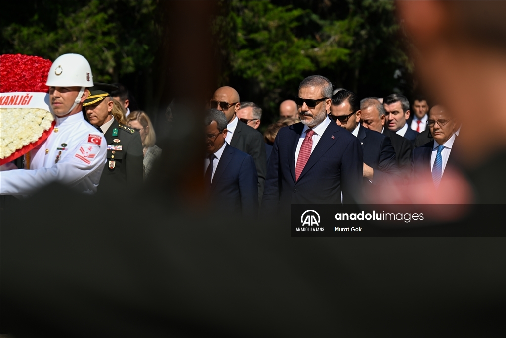 Bakan Fidan, 14. Büyükelçiler Konferansı'na katılan büyükelçilerle Anıtkabir'i ziyaret etti