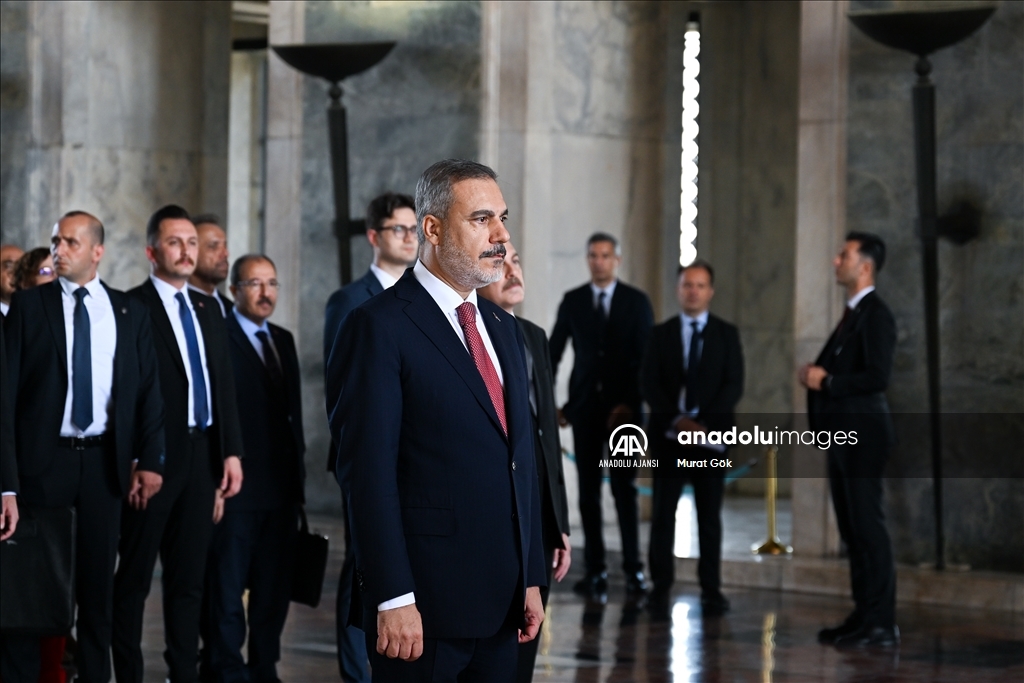 Bakan Fidan, 14. Büyükelçiler Konferansı'na katılan büyükelçilerle Anıtkabir'i ziyaret etti