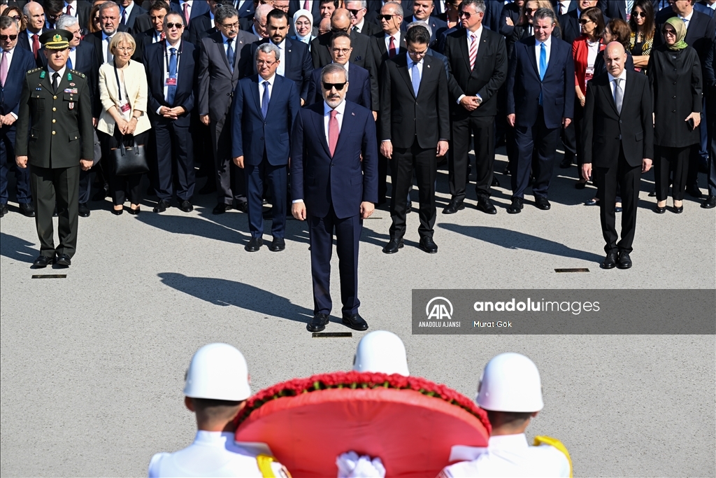 Bakan Fidan, 14. Büyükelçiler Konferansı'na katılan büyükelçilerle Anıtkabir'i ziyaret etti