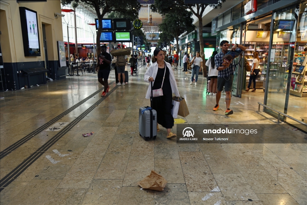 Marsilya'da temizlik işçilerinin grevi nedeniyle istasyonlar çöplerle doldu
