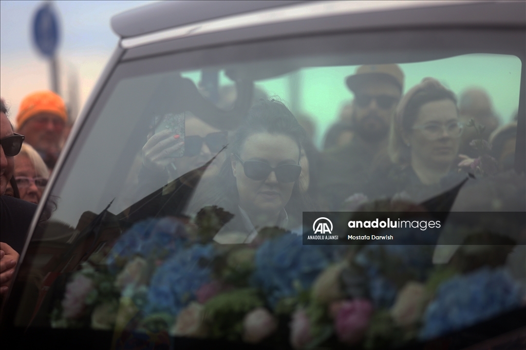 İrlandalı ünlü şarkıcı Sinead O'Connor son yolculuğuna uğurlanıyor