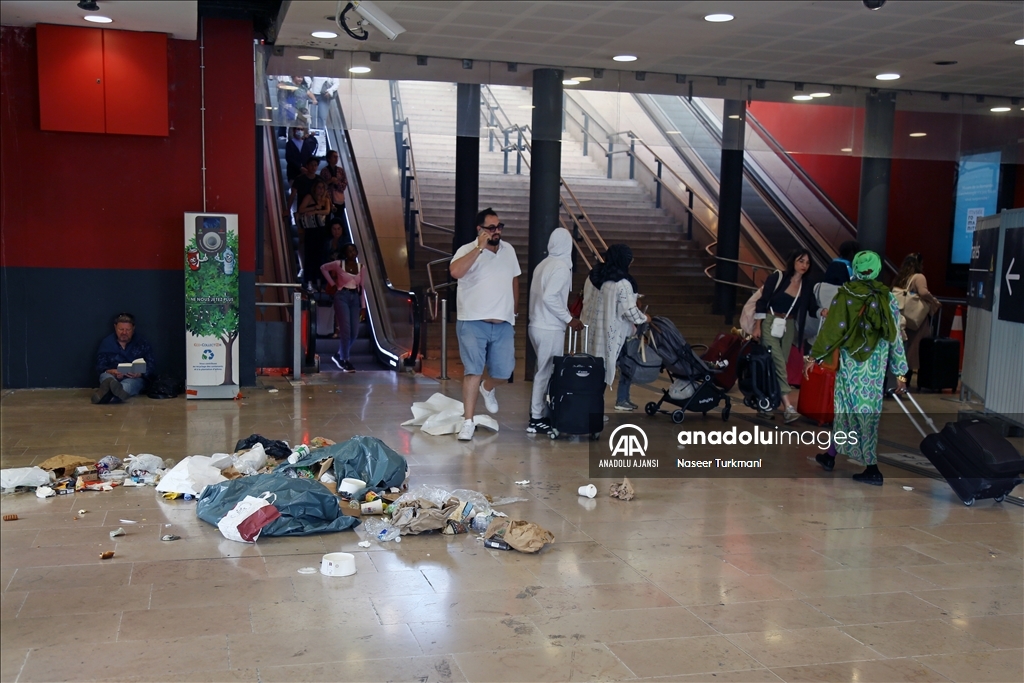 Marsilya'da temizlik işçilerinin grevi nedeniyle istasyonlar çöplerle doldu