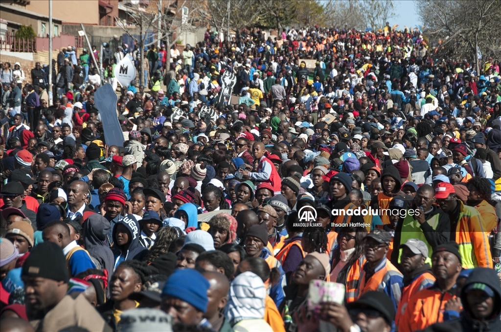Güney Afrika ''Gençlik Günü''nde, Afrikaan dilinin yerel okullarda eğitim dili olarak kullanılması protesto edildi