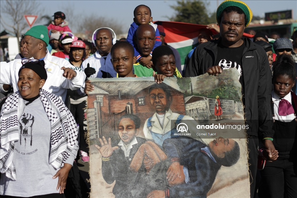 Güney Afrika ''Gençlik Günü''nde, ırk ayrımcılığına karşı protesto gösterileri yapıldı