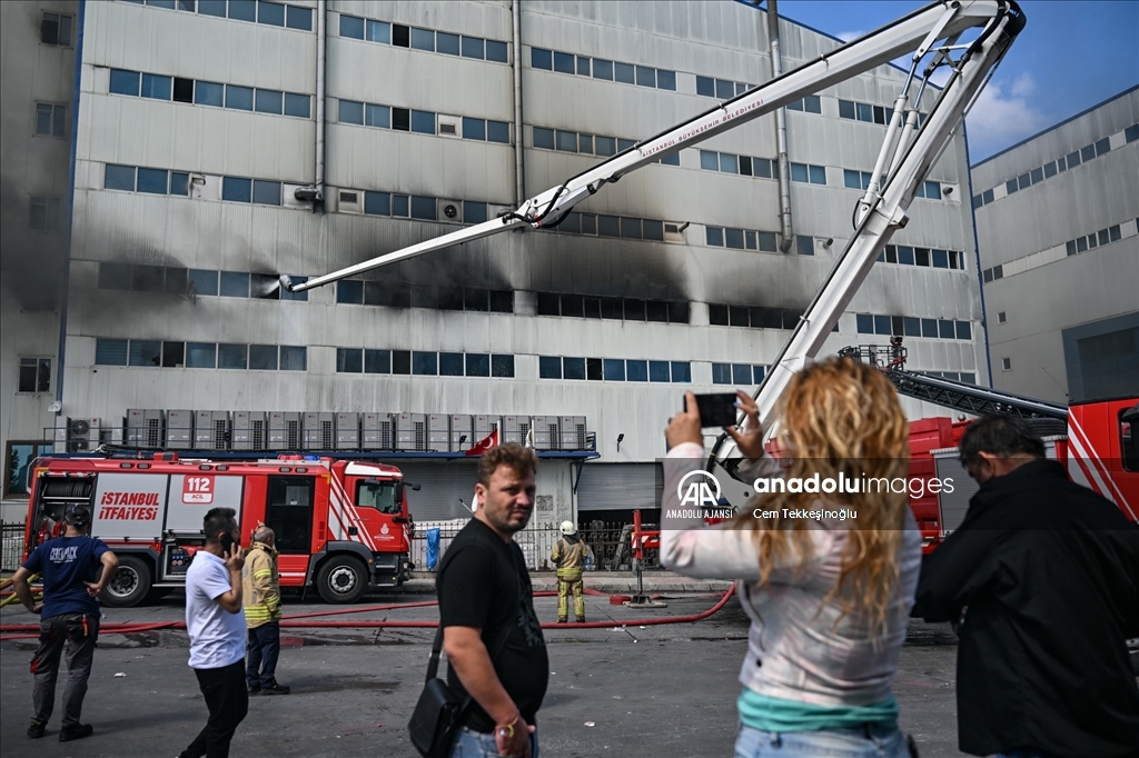 Arnavutköy'de cam üretim tesisinde çıkan yangını söndürme çalışmaları sürüyor