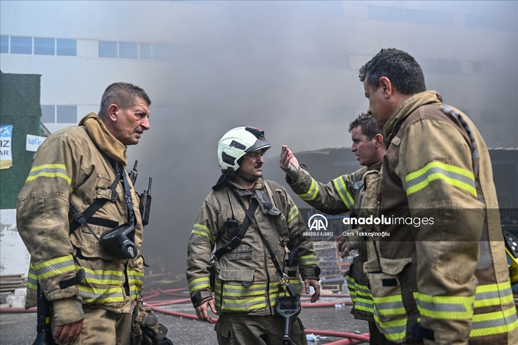 Arnavutköy'de cam üretim tesisinde çıkan yangını söndürme çalışmaları sürüyor