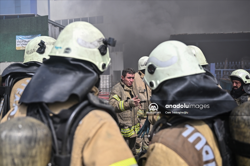 Arnavutköy'de cam üretim tesisinde çıkan yangını söndürme çalışmaları sürüyor