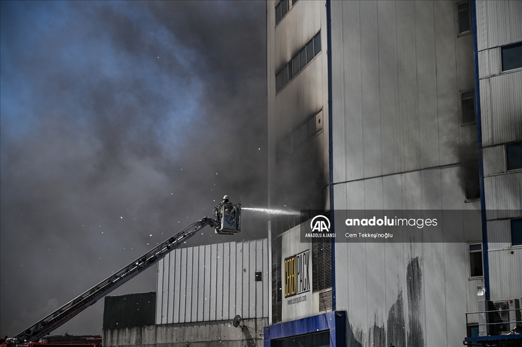 Arnavutköy'de cam üretim tesisinde çıkan yangını söndürme çalışmaları sürüyor