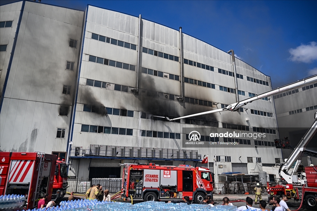 Arnavutköy'de cam üretim tesisinde çıkan yangını söndürme çalışmaları sürüyor