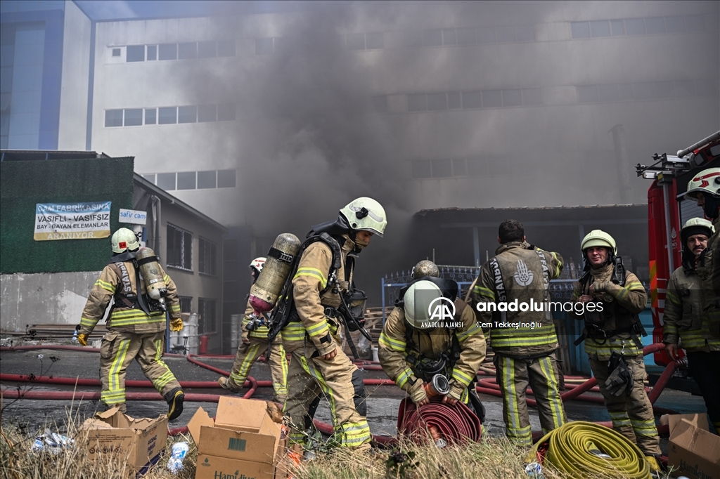 Arnavutköy'de cam üretim tesisinde çıkan yangını söndürme çalışmaları sürüyor