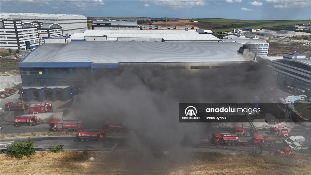Arnavutköy'de cam üretim tesisinde çıkan yangını söndürme çalışmaları sürüyor