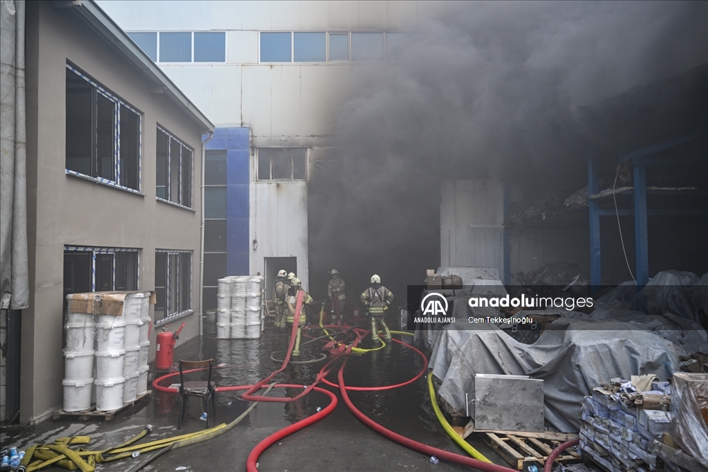 Arnavutköy'de cam üretim tesisinde çıkan yangını söndürme çalışmaları sürüyor