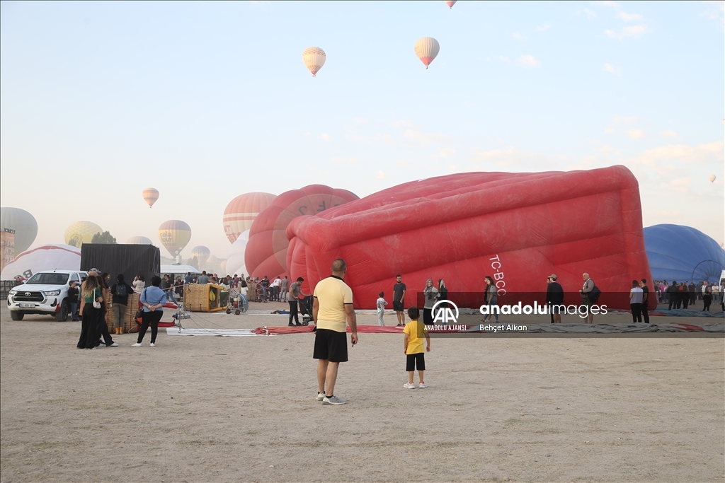 Kapadokya semaları figürlü balonlarla renklendi