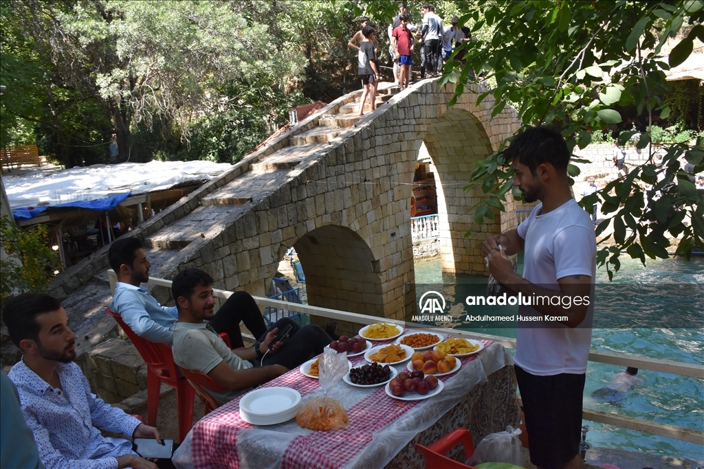 گەشتیارێکی زۆر بەھۆی گەرماوە لە پارێزگاکانی ناوەڕاست و باشووری عێراق ڕوویان لە ناوچە گەشتیارییەکانی دھۆک کردووە