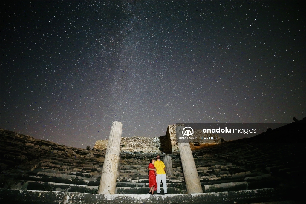 Türkiye, mijëra persona ndoqën "shiun e meteorëve Perseid"