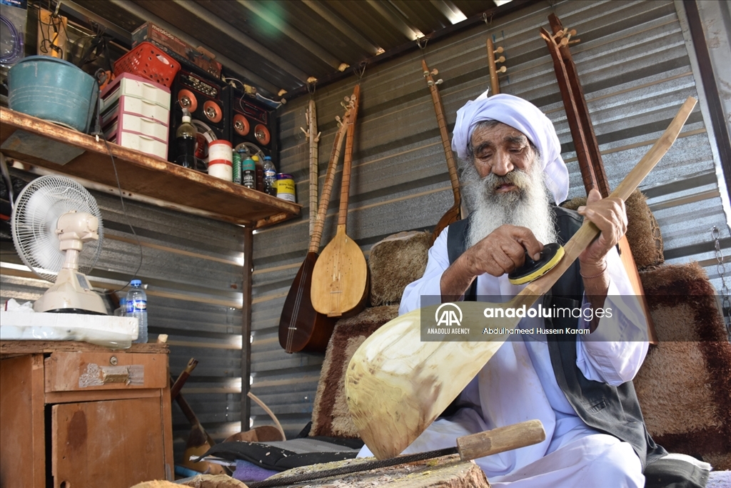 ئاوارەیەکی شنگال بۆ بژێوی ژیانی خۆی لە کەمپ ئامێری ساز دروست دەکات