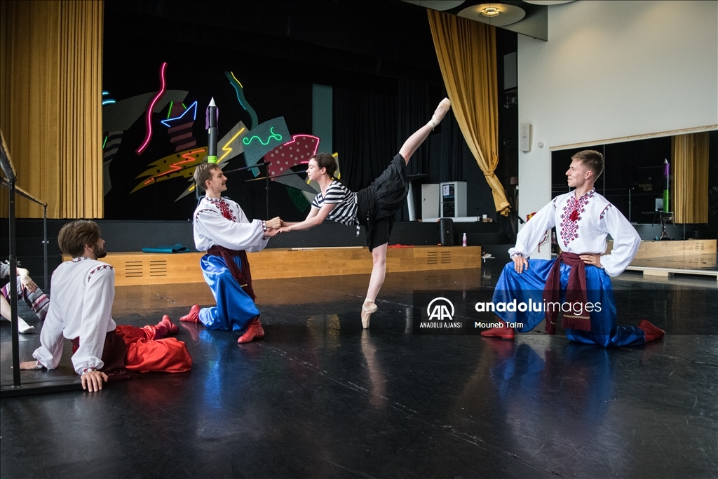 Hollanda'daki Ukraynalı dansçılar kültürlerini dans ederek koruyor