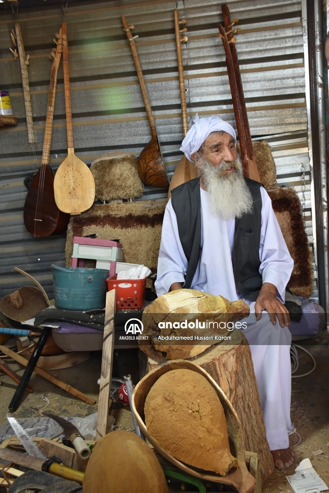 ئاوارەیەکی شنگال بۆ بژێوی ژیانی خۆی لە کەمپ ئامێری ساز دروست دەکات