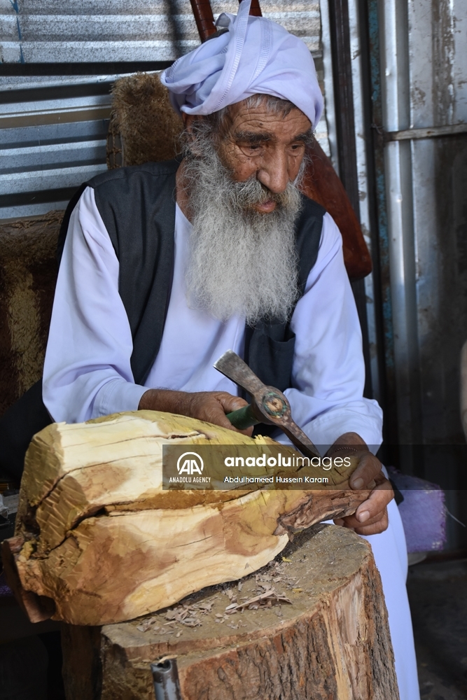 ئاوارەیەکی شنگال بۆ بژێوی ژیانی خۆی لە کەمپ ئامێری ساز دروست دەکات