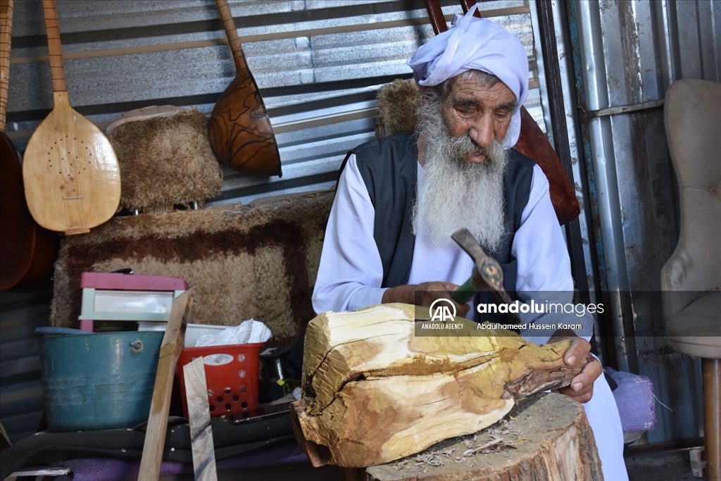 ئاوارەیەکی شنگال بۆ بژێوی ژیانی خۆی لە کەمپ ئامێری ساز دروست دەکات