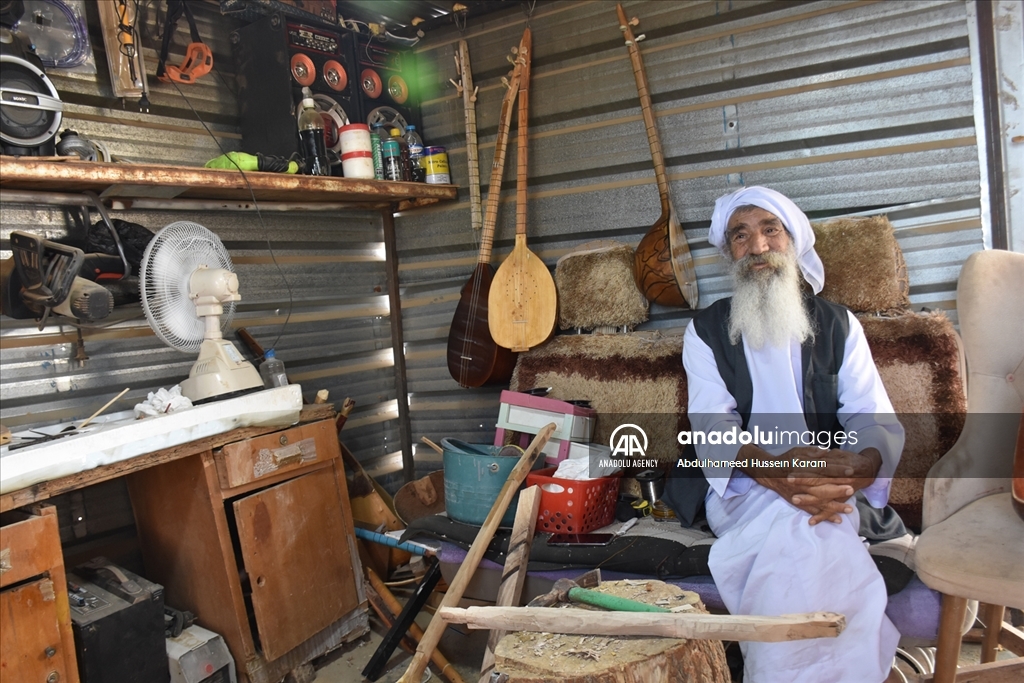 ئاوارەیەکی شنگال بۆ بژێوی ژیانی خۆی لە کەمپ ئامێری ساز دروست دەکات