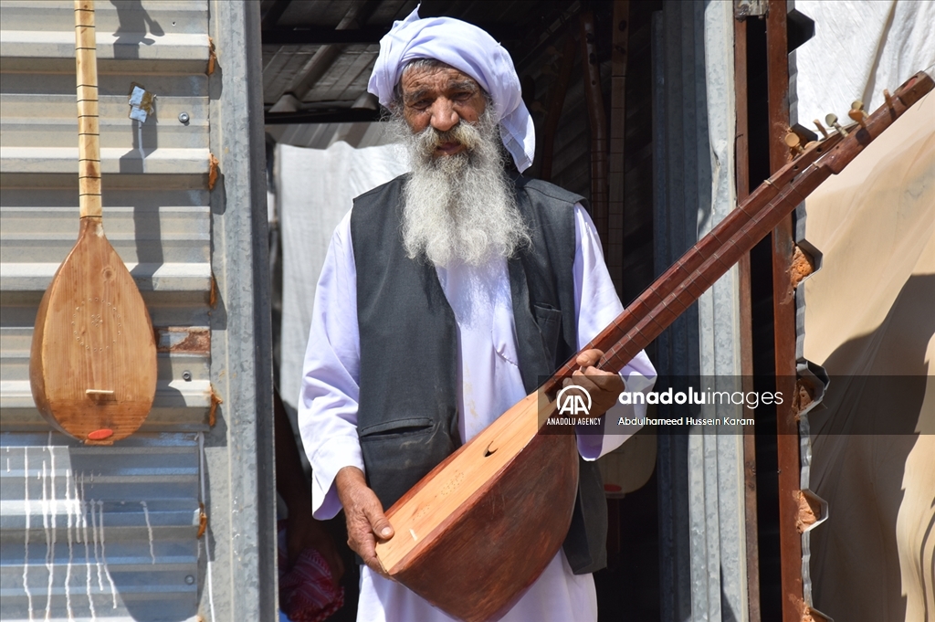 ئاوارەیەکی شنگال بۆ بژێوی ژیانی خۆی لە کەمپ ئامێری ساز دروست دەکات