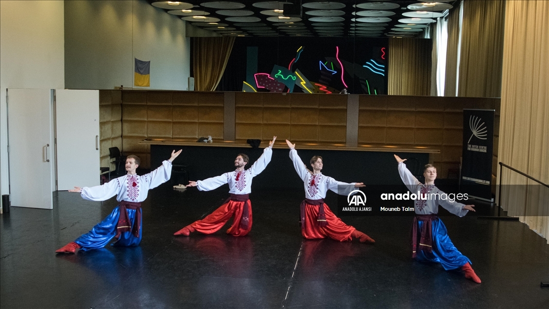 Hollanda'daki Ukraynalı dansçılar kültürlerini dans ederek koruyor
