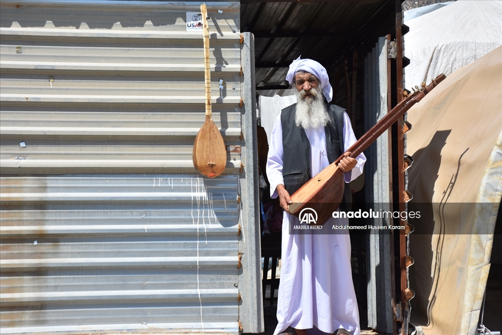 ئاوارەیەکی شنگال بۆ بژێوی ژیانی خۆی لە کەمپ ئامێری ساز دروست دەکات