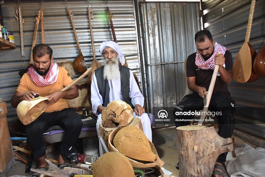 ئاوارەیەکی شنگال بۆ بژێوی ژیانی خۆی لە کەمپ ئامێری ساز دروست دەکات