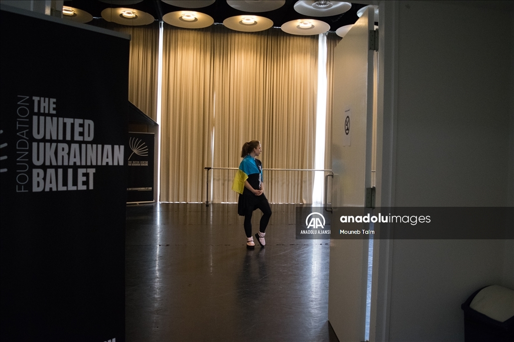 Hollanda'daki Ukraynalı dansçılar kültürlerini dans ederek koruyor