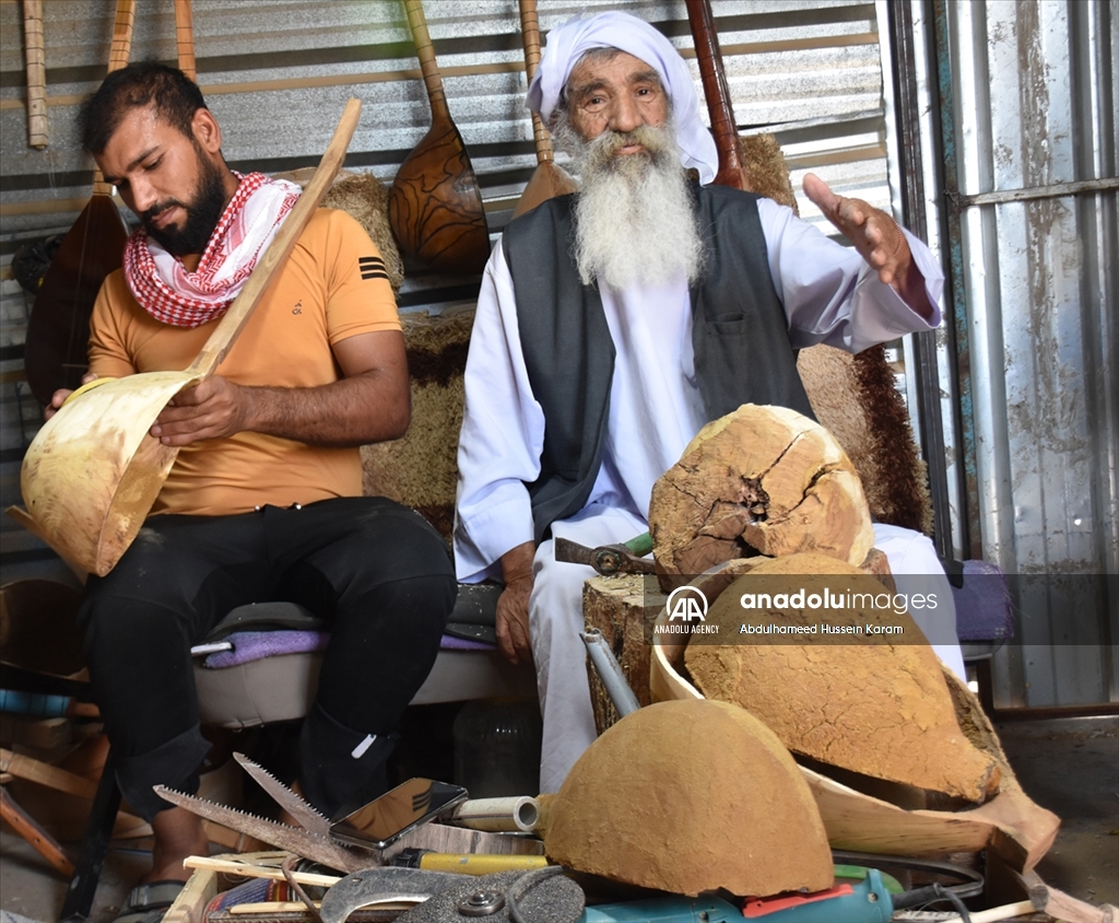 ئاوارەیەکی شنگال بۆ بژێوی ژیانی خۆی لە کەمپ ئامێری ساز دروست دەکات