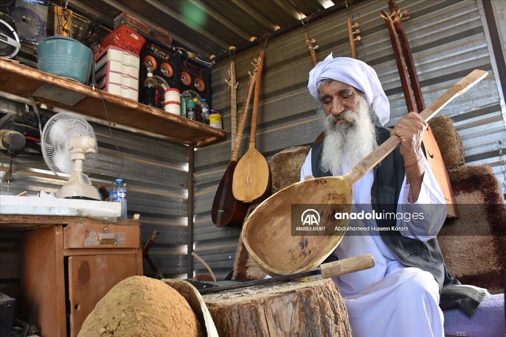 ئاوارەیەکی شنگال بۆ بژێوی ژیانی خۆی لە کەمپ ئامێری ساز دروست دەکات