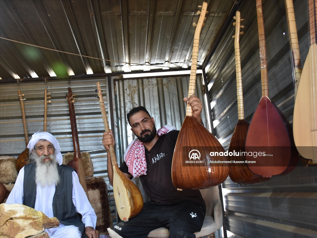 ئاوارەیەکی شنگال بۆ بژێوی ژیانی خۆی لە کەمپ ئامێری ساز دروست دەکات