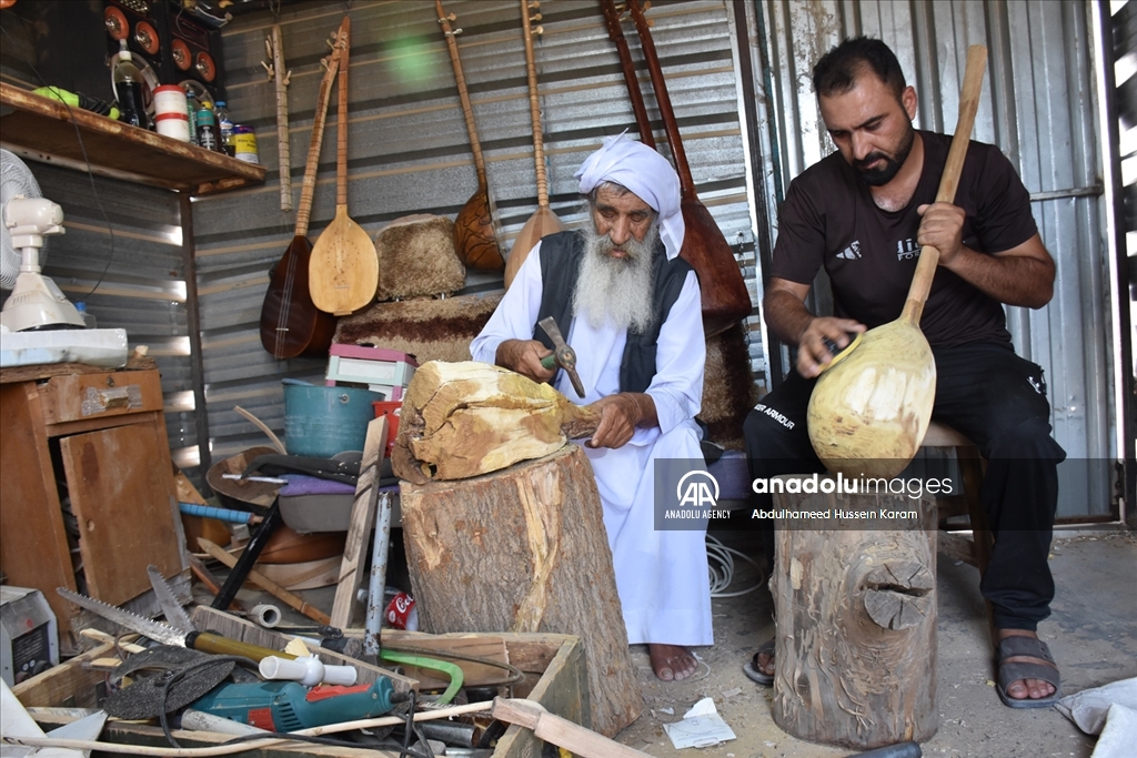 ئاوارەیەکی شنگال بۆ بژێوی ژیانی خۆی لە کەمپ ئامێری ساز دروست دەکات