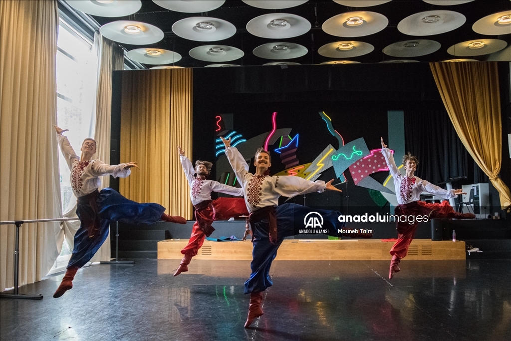 Hollanda'daki Ukraynalı dansçılar kültürlerini dans ederek koruyor
