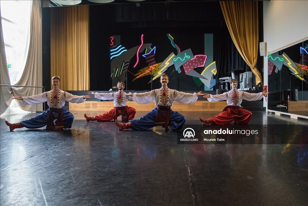 Hollanda'daki Ukraynalı dansçılar kültürlerini dans ederek koruyor