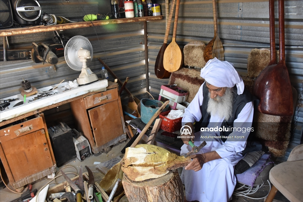 ئاوارەیەکی شنگال بۆ بژێوی ژیانی خۆی لە کەمپ ئامێری ساز دروست دەکات