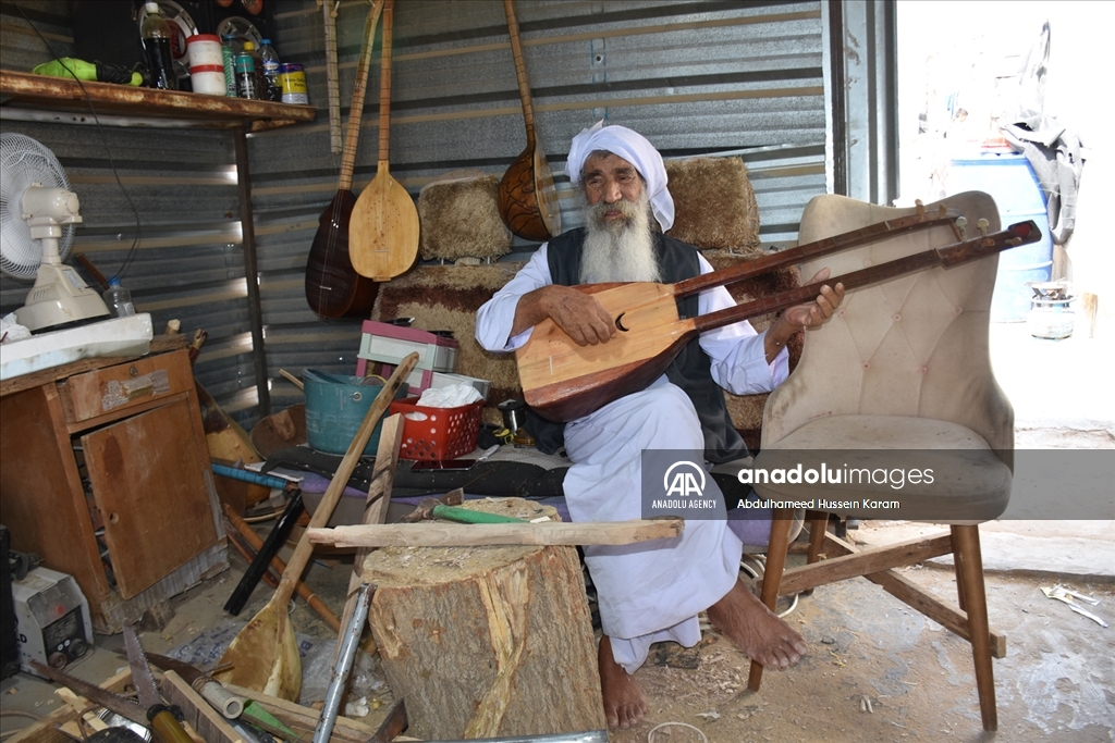 ئاوارەیەکی شنگال بۆ بژێوی ژیانی خۆی لە کەمپ ئامێری ساز دروست دەکات