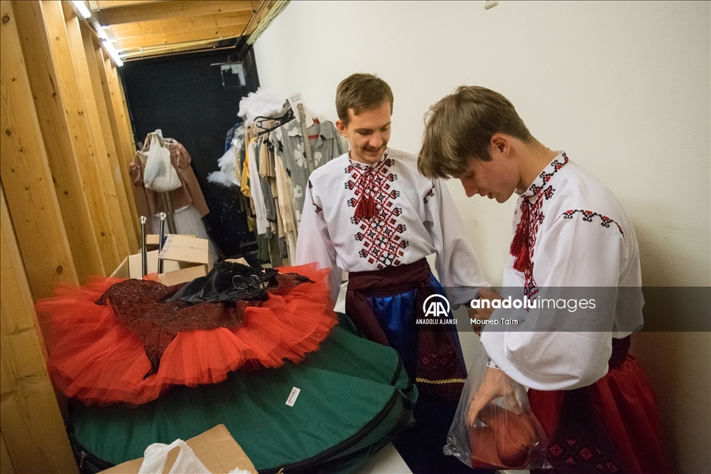Hollanda'daki Ukraynalı dansçılar kültürlerini dans ederek koruyor