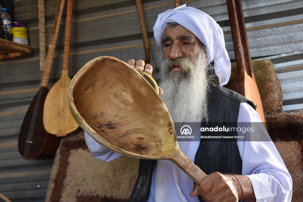 ئاوارەیەکی شنگال بۆ بژێوی ژیانی خۆی لە کەمپ ئامێری ساز دروست دەکات