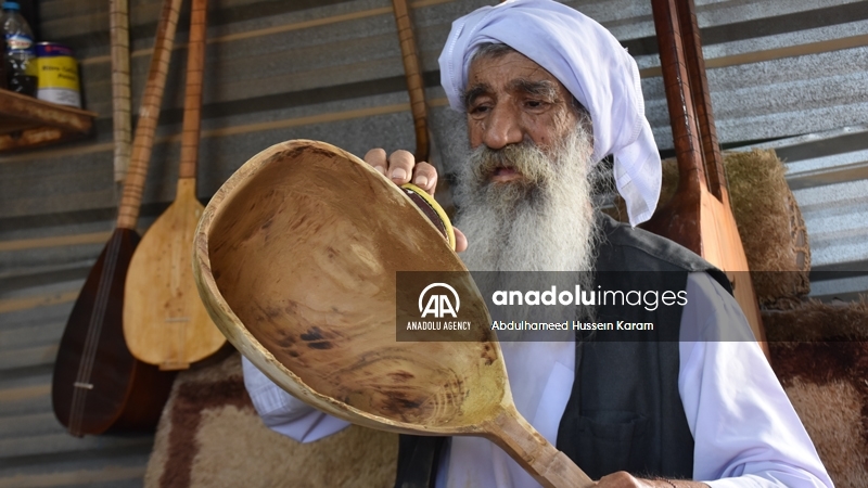 ئاوارەیەکی شنگال بۆ بژێوی ژیانی خۆی لە کەمپ ئامێری ساز دروست دەکات