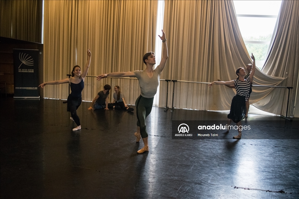Hollanda'daki Ukraynalı dansçılar kültürlerini dans ederek koruyor