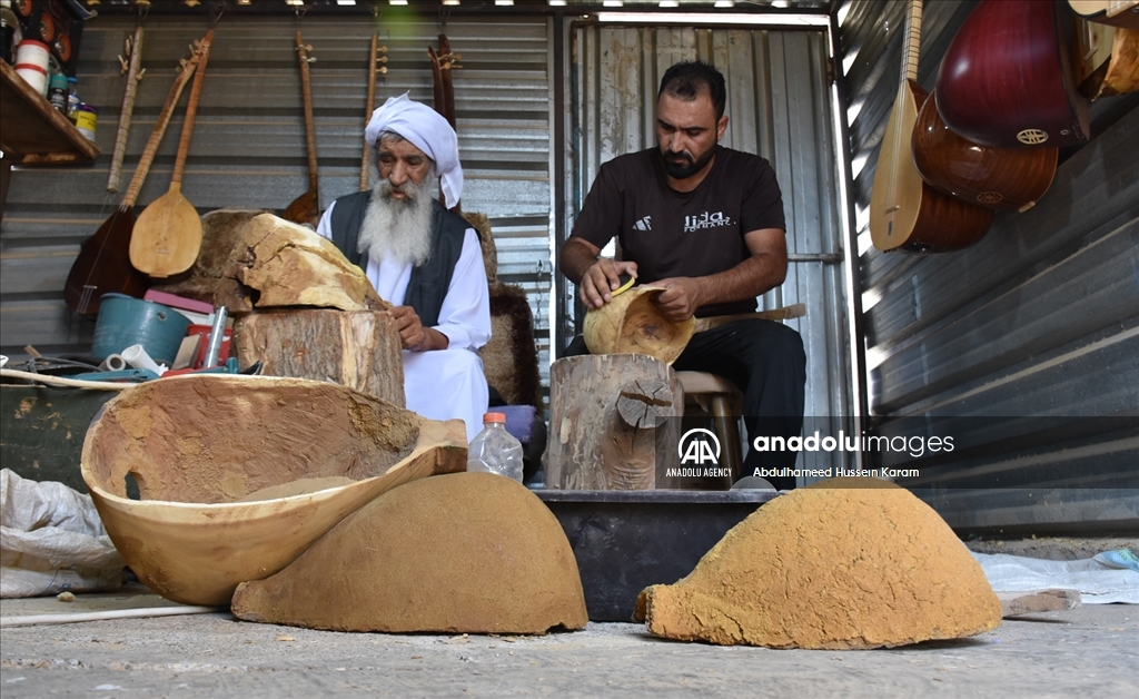 ئاوارەیەکی شنگال بۆ بژێوی ژیانی خۆی لە کەمپ ئامێری ساز دروست دەکات