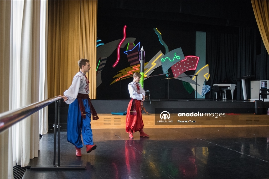 Hollanda'daki Ukraynalı dansçılar kültürlerini dans ederek koruyor