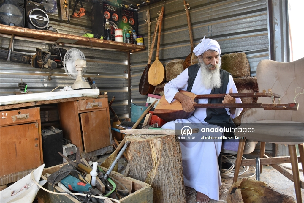 ئاوارەیەکی شنگال بۆ بژێوی ژیانی خۆی لە کەمپ ئامێری ساز دروست دەکات