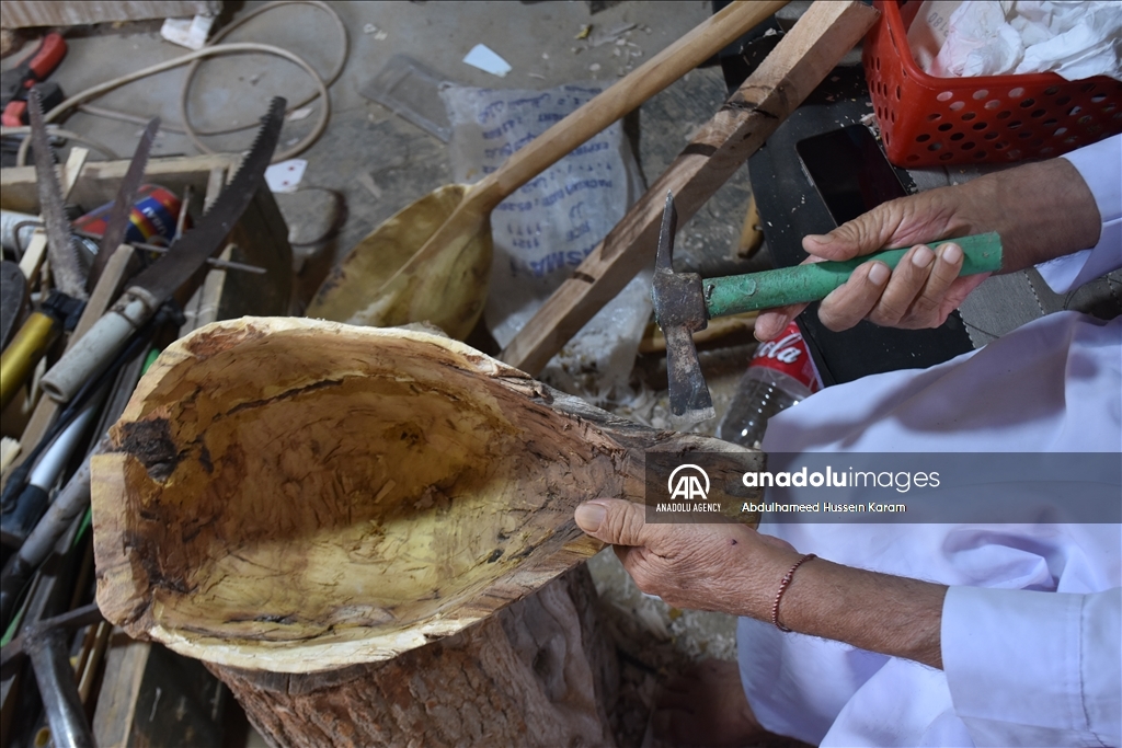 هنرمند ایزدی در اردوگاه سنجار باغلاما می‌سازد 