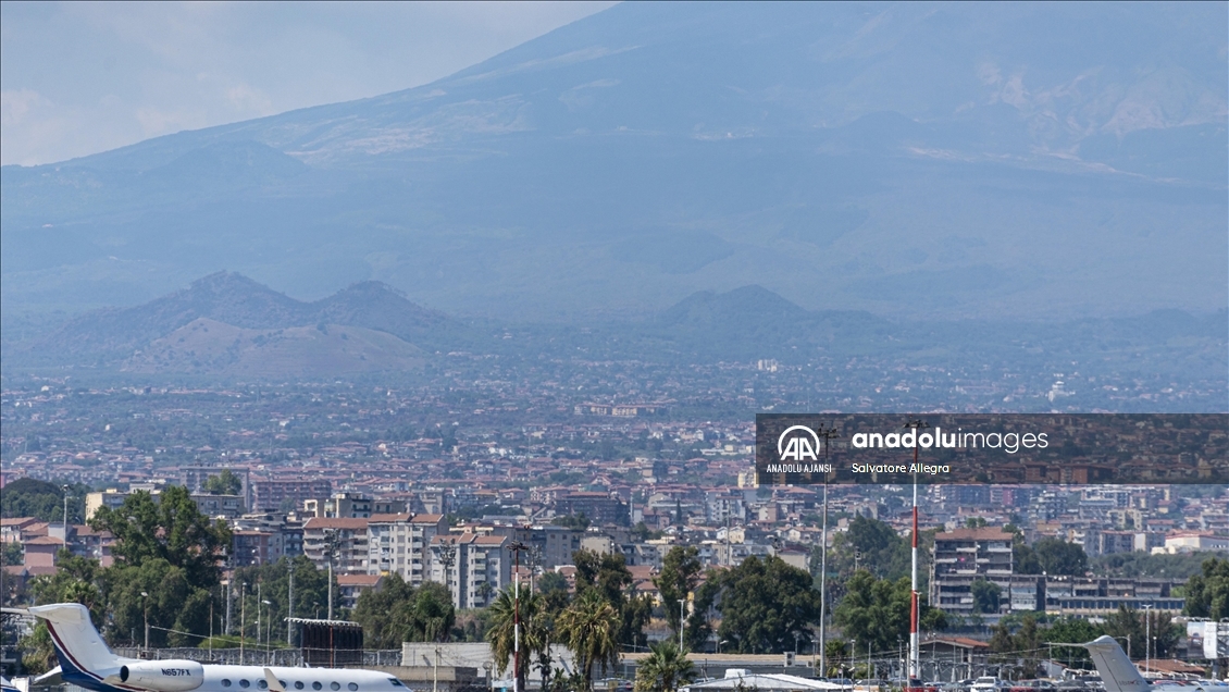 İtalya'da Etna Yanardağı'nın patlaması nedeniyle kapatılan Katanya Havalimanı yeniden açıldı