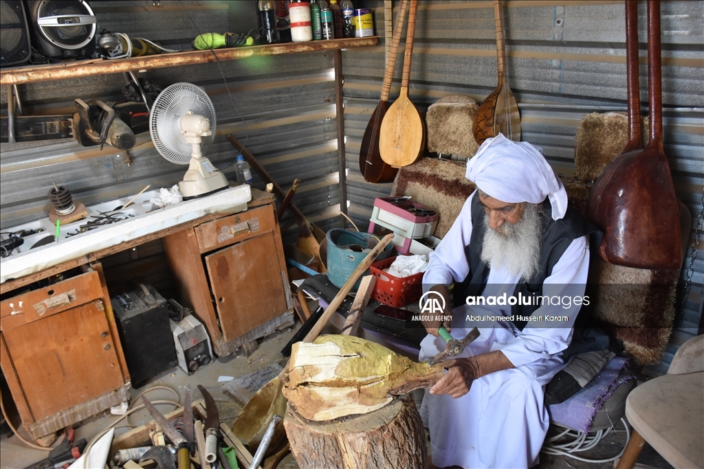 هنرمند ایزدی در اردوگاه سنجار باغلاما می‌سازد 