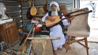 هنرمند ایزدی در اردوگاه سنجار باغلاما می‌سازد